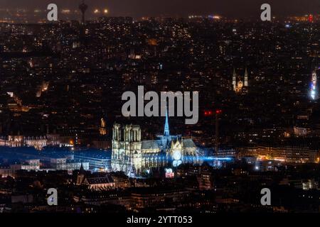 Allgemeine Ansicht vom Montparnasse-Turm während seiner offiziellen Wiedereröffnung nach mehr als fünf Jahren Wiederaufbauarbeiten nach dem Brand im April 2019, in Paris am 7. Dezember 2024. Die Kathedrale Notre-Dame wird Anfang Dezember 2024 wiedereröffnet, mit einem Wochenende mit Zeremonien am 7. Und 8. Dezember 2024, fünf Jahre nach dem Brand von 2019, der das Weltkulturerbe verwüstete und den Turm stürzte. Rund 250 Unternehmen und Hunderte von Experten wurden für die fünfjährige Restaurierung mobilisiert, die Hunderte Millionen Euro kostete. Foto: Alexis Jumeau/ABACAPRESS. KOM Stockfoto