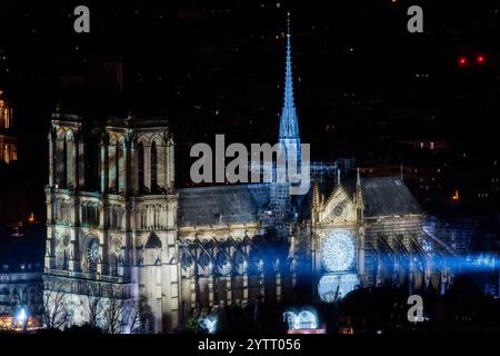 Allgemeine Ansicht vom Montparnasse-Turm während seiner offiziellen Wiedereröffnung nach mehr als fünf Jahren Wiederaufbauarbeiten nach dem Brand im April 2019, in Paris am 7. Dezember 2024. Die Kathedrale Notre-Dame wird Anfang Dezember 2024 wiedereröffnet, mit einem Wochenende mit Zeremonien am 7. Und 8. Dezember 2024, fünf Jahre nach dem Brand von 2019, der das Weltkulturerbe verwüstete und den Turm stürzte. Rund 250 Unternehmen und Hunderte von Experten wurden für die fünfjährige Restaurierung mobilisiert, die Hunderte Millionen Euro kostete. Foto: Alexis Jumeau/ABACAPRESS. KOM Stockfoto