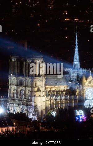 Allgemeine Ansicht vom Montparnasse-Turm während seiner offiziellen Wiedereröffnung nach mehr als fünf Jahren Wiederaufbauarbeiten nach dem Brand im April 2019, in Paris am 7. Dezember 2024. Die Kathedrale Notre-Dame wird Anfang Dezember 2024 wiedereröffnet, mit einem Wochenende mit Zeremonien am 7. Und 8. Dezember 2024, fünf Jahre nach dem Brand von 2019, der das Weltkulturerbe verwüstete und den Turm stürzte. Rund 250 Unternehmen und Hunderte von Experten wurden für die fünfjährige Restaurierung mobilisiert, die Hunderte Millionen Euro kostete. Foto: Alexis Jumeau/ABACAPRESS. KOM Stockfoto