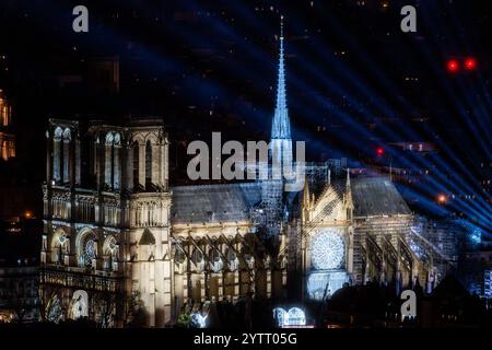 Allgemeine Ansicht vom Montparnasse-Turm während seiner offiziellen Wiedereröffnung nach mehr als fünf Jahren Wiederaufbauarbeiten nach dem Brand im April 2019, in Paris am 7. Dezember 2024. Die Kathedrale Notre-Dame wird Anfang Dezember 2024 wiedereröffnet, mit einem Wochenende mit Zeremonien am 7. Und 8. Dezember 2024, fünf Jahre nach dem Brand von 2019, der das Weltkulturerbe verwüstete und den Turm stürzte. Rund 250 Unternehmen und Hunderte von Experten wurden für die fünfjährige Restaurierung mobilisiert, die Hunderte Millionen Euro kostete. Foto: Alexis Jumeau/ABACAPRESS. KOM Stockfoto