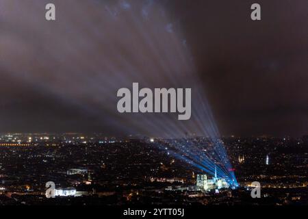 Allgemeine Ansicht vom Montparnasse-Turm während seiner offiziellen Wiedereröffnung nach mehr als fünf Jahren Wiederaufbauarbeiten nach dem Brand im April 2019, in Paris am 7. Dezember 2024. Die Kathedrale Notre-Dame wird Anfang Dezember 2024 wiedereröffnet, mit einem Wochenende mit Zeremonien am 7. Und 8. Dezember 2024, fünf Jahre nach dem Brand von 2019, der das Weltkulturerbe verwüstete und den Turm stürzte. Rund 250 Unternehmen und Hunderte von Experten wurden für die fünfjährige Restaurierung mobilisiert, die Hunderte Millionen Euro kostete. Foto: Alexis Jumeau/ABACAPRESS. KOM Stockfoto