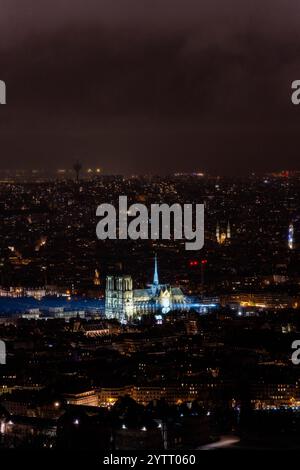 Allgemeine Ansicht vom Montparnasse-Turm während seiner offiziellen Wiedereröffnung nach mehr als fünf Jahren Wiederaufbauarbeiten nach dem Brand im April 2019, in Paris am 7. Dezember 2024. Die Kathedrale Notre-Dame wird Anfang Dezember 2024 wiedereröffnet, mit einem Wochenende mit Zeremonien am 7. Und 8. Dezember 2024, fünf Jahre nach dem Brand von 2019, der das Weltkulturerbe verwüstete und den Turm stürzte. Rund 250 Unternehmen und Hunderte von Experten wurden für die fünfjährige Restaurierung mobilisiert, die Hunderte Millionen Euro kostete. Foto: Alexis Jumeau/ABACAPRESS. KOM Stockfoto