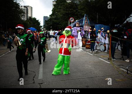 Bogota, Kolumbien. Dezember 2024. Ein als Grinch gekleideter Mann posiert für ein Foto während einer weihnachtsparade am 7. Dezember 2024 in Bogota, Kolumbien. Die Menschen in Kolumbien feiern den Beginn der weihnachtszeit, indem sie eine Nachtkerze als Tradition feiern. Foto: Sebastian Barros/Long Visual Press Credit: Long Visual Press/Alamy Live News Stockfoto