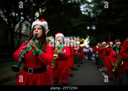 Bogota, Kolumbien. Dezember 2024. Künstler nehmen am 7. Dezember 2024 an einer weihnachtsparade in Bogota Teil. Die Menschen in Kolumbien feiern den Beginn der weihnachtszeit, indem sie eine Nachtkerze als Tradition feiern. Foto: Sebastian Barros/Long Visual Press Credit: Long Visual Press/Alamy Live News Stockfoto