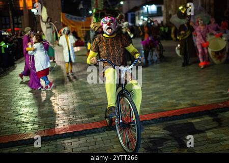 Bogota, Kolumbien. Dezember 2024. Künstler nehmen an einer weihnachtsparade am 7. Dezember 2024 in Bogota, Kolumbien, Teil. Die Menschen in Kolumbien feiern den Beginn der weihnachtszeit, indem sie eine Nachtkerze als Tradition feiern. Foto: Sebastian Barros/Long Visual Press Credit: Long Visual Press/Alamy Live News Stockfoto