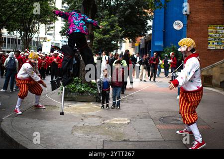 Bogota, Kolumbien. Dezember 2024. Während einer weihnachtsparade am 7. Dezember 2024 in Bogota, Kolumbien, springt ein Künstler mit Stelzen ins Seil. Die Menschen in Kolumbien feiern den Beginn der weihnachtszeit, indem sie eine Nachtkerze als Tradition feiern. Foto: Sebastian Barros/Long Visual Press Credit: Long Visual Press/Alamy Live News Stockfoto