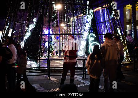 Bogota, Kolumbien. Dezember 2024. Während der „Noche de Velitas“-Tradition, die den Beginn der weihnachtszeit am 7. Dezember 2024 auf der Plaza de Bolivar in Bogota, Kolumbien, markiert, werden Kerzen entzündet. Die Menschen in Kolumbien feiern den Beginn der weihnachtszeit, indem sie eine Nachtkerze als Tradition feiern. Foto: Sebastian Barros/Long Visual Press Credit: Long Visual Press/Alamy Live News Stockfoto