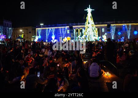 Bogota, Kolumbien. Dezember 2024. Während der „Noche de Velitas“-Tradition, die den Beginn der weihnachtszeit am 7. Dezember 2024 auf der Plaza de Bolivar in Bogota, Kolumbien, markiert, werden Kerzen entzündet. Die Menschen in Kolumbien feiern den Beginn der weihnachtszeit, indem sie eine Nachtkerze als Tradition feiern. Foto: Sebastian Barros/Long Visual Press Credit: Long Visual Press/Alamy Live News Stockfoto