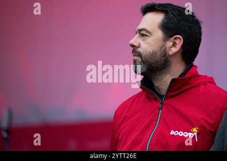 Bogota, Kolumbien. Dezember 2024. Bogotas Bürgermeister Carlos Fernando Galan nimmt an einer weihnachtsparade und -Veranstaltung Teil, die den Beginn der weihnachtszeit am 7. Dezember 2024 in Bogota, Kolumbien, markiert. Die Menschen in Kolumbien feiern den Beginn der weihnachtszeit, indem sie eine Nachtkerze als Tradition feiern. Foto: Sebastian Barros/Long Visual Press Credit: Long Visual Press/Alamy Live News Stockfoto