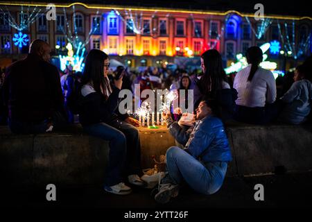 Bogota, Kolumbien. Dezember 2024. Während der „Noche de Velitas“-Tradition, die den Beginn der weihnachtszeit am 7. Dezember 2024 auf der Plaza de Bolivar in Bogota, Kolumbien, markiert, werden Kerzen entzündet. Die Menschen in Kolumbien feiern den Beginn der weihnachtszeit, indem sie eine Nachtkerze als Tradition feiern. Foto: Sebastian Barros/Long Visual Press Credit: Long Visual Press/Alamy Live News Stockfoto