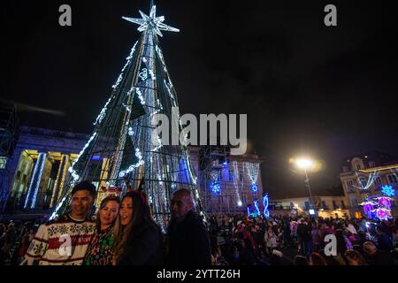 Bogota, Kolumbien. Dezember 2024. Während der „Noche de Velitas“-Tradition, die den Beginn der weihnachtszeit am 7. Dezember 2024 auf der Plaza de Bolivar in Bogota, Kolumbien, markiert, werden Kerzen entzündet. Die Menschen in Kolumbien feiern den Beginn der weihnachtszeit, indem sie eine Nachtkerze als Tradition feiern. Foto: Sebastian Barros/Long Visual Press Credit: Long Visual Press/Alamy Live News Stockfoto