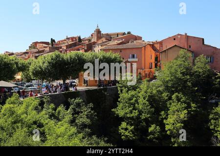 ROUSSILLION, FRANKREICH - 17. MAI 2015: Dieses typische Dorf in der Provence war in der jüngeren Vergangenheit das Zentrum der Entwicklung von Ockerbrüchen. Stockfoto