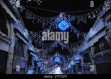 Weihnachtsbeleuchtung auf der Rialtobrücke in Venedig bei Nacht Stockfoto