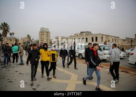 Hama, Syrien. Dezember 2024. Straßen in Hama, während syrische Rebellenkämpfer die syrische Stadt von den syrischen Regierungstruppen erobern. Seit dem 27. November sind syrische Oppositionsfraktionen unter der Führung von Hayat Tahrir al-Sham stetig aus ihrer Festung in Idlib heraufgewachsen und haben große strategische Gebiete von der syrischen Regierung von Bashar Al-Assad eingenommen. Credit: IMAGESLIVE/Alamy Live News Stockfoto