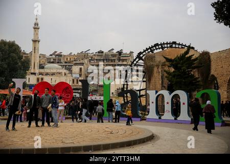 Hama, Syrien. Dezember 2024. Ansichten der syrischen Stadt Hama, nachdem Rebellenkämpfer sie von den syrischen Regierungstruppen erobert hatten. Seit dem 27. November sind syrische Oppositionsfraktionen unter der Führung von Hayat Tahrir al-Sham stetig aus ihrer Festung in Idlib heraufgewachsen und haben große strategische Gebiete von der syrischen Regierung von Bashar Al-Assad eingenommen. Credit: IMAGESLIVE/Alamy Live News Stockfoto