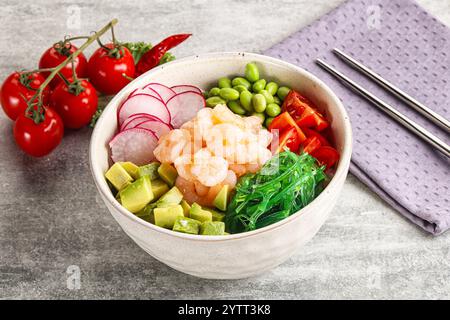Hawaian Cuisine – Poke mit Cocktailgarnelen und Avocado Stockfoto