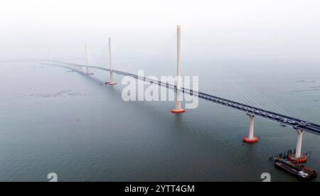 Zhuhai. Dezember 2024. Ein Drohnenfoto vom 7. Dezember 2024 zeigt einen Blick auf die Huangmao Sea Channel Bridge in der südchinesischen Provinz Guangdong. Die Brücke soll im Dezember für den Verkehr freigegeben werden. Quelle: Cai Yang/Xinhua/Alamy Live News Stockfoto