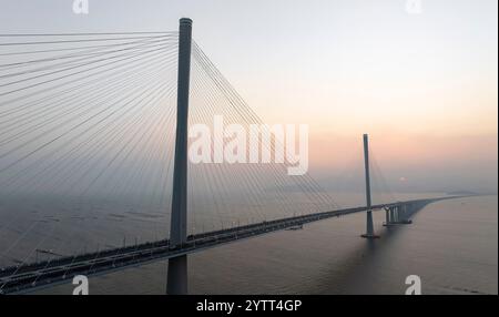 Zhuhai. Dezember 2024. Ein Drohnenfoto vom 7. Dezember 2024 zeigt einen Blick auf die Huangmao Sea Channel Bridge in der südchinesischen Provinz Guangdong. Die Brücke soll im Dezember für den Verkehr freigegeben werden. Quelle: Cai Yang/Xinhua/Alamy Live News Stockfoto