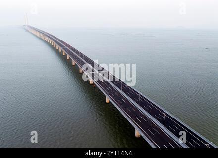 Zhuhai. Dezember 2024. Ein Drohnenfoto vom 7. Dezember 2024 zeigt einen Blick auf die Huangmao Sea Channel Bridge in der südchinesischen Provinz Guangdong. Die Brücke soll im Dezember für den Verkehr freigegeben werden. Quelle: Cai Yang/Xinhua/Alamy Live News Stockfoto