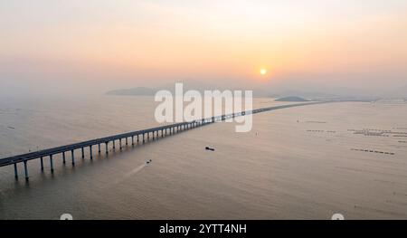 Zhuhai. Dezember 2024. Ein Drohnenfoto vom 7. Dezember 2024 zeigt einen Blick auf die Huangmao Sea Channel Bridge in der südchinesischen Provinz Guangdong. Die Brücke soll im Dezember für den Verkehr freigegeben werden. Quelle: Cai Yang/Xinhua/Alamy Live News Stockfoto