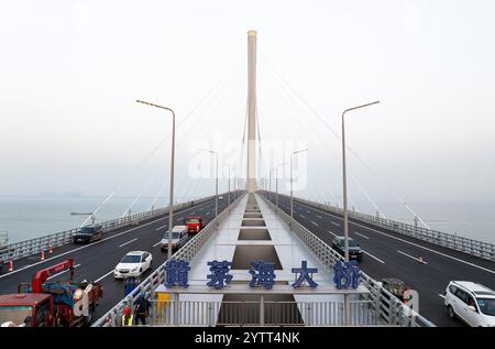 Zhuhai. Dezember 2024. Ein Drohnenfoto vom 7. Dezember 2024 zeigt einen Blick auf die Huangmao Sea Channel Bridge in der südchinesischen Provinz Guangdong. Die Brücke soll im Dezember für den Verkehr freigegeben werden. Quelle: Cai Yang/Xinhua/Alamy Live News Stockfoto