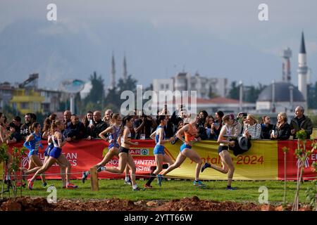 Antalya, Türkei. Dezember 2024. ANTALYA, TÜRKEI - 8. DEZEMBER: Kaate Mulders aus den Niederlanden trat am 8. Dezember 2024 in Antalya, Türkei, beim U20-Rennen der Frauen während der 30. SPAR-Cross-Country-Europameisterschaft in Dokumapark an. (Foto von Yagiz Gurtug/BSR Agency) Credit: BSR Agency/Alamy Live News Stockfoto