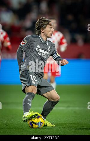 Girona, Spanien. Dezember 2024. Luka Modric (Real Madrid CF) kontrolliert den Ball während eines La Liga EA Sports Spiels zwischen Girona FC und Real Madrid am Estadi Municipal de Montilivi in Girona, Spanien, am 07. Dezember 2024. Foto von Felipe Mondino Credit: Unabhängige Fotoagentur/Alamy Live News Stockfoto