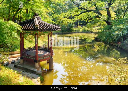 Fantastischer Blick auf den farbenfrohen Pavillon im Huwon Secret Garden, Seoul Stockfoto