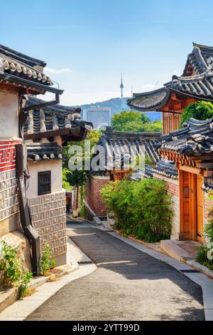 Wunderschöner Blick auf die enge Straße und traditionelle koreanische Häuser Stockfoto