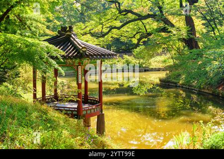 Fabelhafte Aussicht auf den farbenfrohen Pavillon im Huwon Secret Garden, Seoul Stockfoto