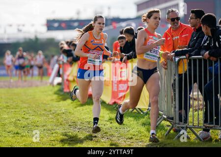 Antalya, Türkei. Dezember 2024. ANTALYA, TÜRKEI - 8. DEZEMBER: Dagmar Smid aus den Niederlanden tritt am 8. Dezember 2024 in Antalya, Türkei, beim Mixed Relay-Rennen während der 30. SPAR-Cross-Country-Europameisterschaft in Dokumapark an. (Foto von Yagiz Gurtug/BSR Agency) Credit: BSR Agency/Alamy Live News Stockfoto