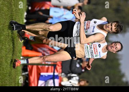 Antalya, Türkei. Dezember 2024. Der belgische Michael Vandelannoote und die belgische Eline Dalemans wurden während des gemischten Staffelrennens der europäischen ross Country Running-Meisterschaft in Antalya, Türkei, in Aktion gezeigt. BELGA FOTO JASPER JACOBS Credit: Belga News Agency/Alamy Live News Stockfoto