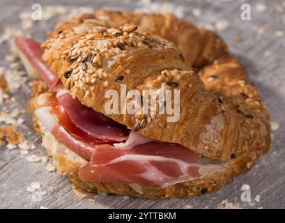 Sandwich mit Croissant-Käse und Parmaschinken Stockfoto