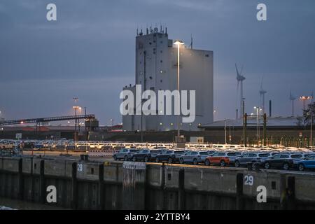 Automobilumschlag in Emden bei Volkswagen. Blick auf mehrere Pkws der Volkswagen-Gruppe. Emden Niedersachsen Deutschland *** Fahrzeughandhabung in Emden bei Volkswagen Ansicht mehrerer Fahrzeuge des Volkswagen Konzerns Emden Niedersachsen Deutschland Copyright: Xdiebildwerftx Stockfoto