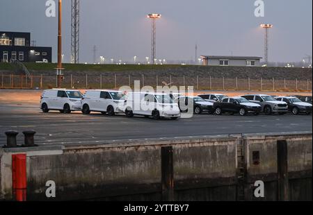 Automobilumschlag in Emden bei Volkswagen. Blick auf mehrere Pkws der Volkswagen-Gruppe, darunter drei ID. Buzz die auf ihren Weitertransport warten. Emden Niedersachsen Deutschland *** Automobile Handling in Emden bei Volkswagen Ansicht mehrerer Volkswagen Konzernautos, darunter drei ID Buzz wartet auf Weitertransport Emden Niedersachsen Deutschland Copyright: Xdiebildwerftx Stockfoto