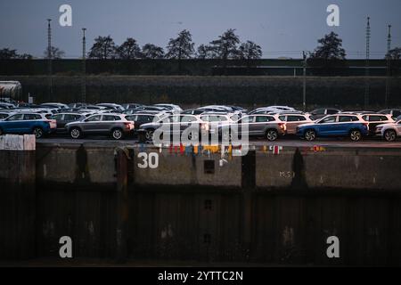 Automobilumschlag in Emden bei Volkswagen. Blick auf mehrere Pkws der Volkswagen-Gruppe. Emden Niedersachsen Deutschland *** Fahrzeughandhabung in Emden bei Volkswagen Ansicht mehrerer Fahrzeuge des Volkswagen Konzerns Emden Niedersachsen Deutschland Copyright: Xdiebildwerftx Stockfoto