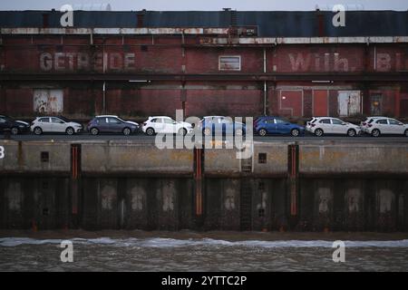 Automobilumschlag in Emden bei Volkswagen. Blick auf mehrere Pkws der Volkswagen-Gruppe. Emden Niedersachsen Deutschland *** Fahrzeughandhabung in Emden bei Volkswagen Ansicht mehrerer Fahrzeuge des Volkswagen Konzerns Emden Niedersachsen Deutschland Copyright: Xdiebildwerftx Stockfoto