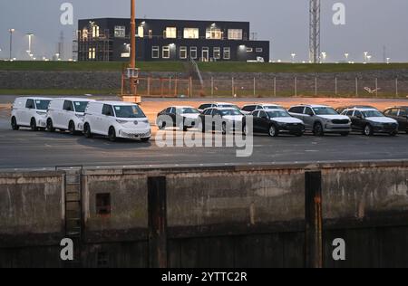 Automobilumschlag in Emden bei Volkswagen. Blick auf mehrere Pkws der Volkswagen-Gruppe, darunter drei ID. Buzz die auf ihren Weitertransport warten. Emden Niedersachsen Deutschland *** Automobile Handling in Emden bei Volkswagen Ansicht mehrerer Volkswagen Konzernautos, darunter drei ID Buzz wartet auf Weitertransport Emden Niedersachsen Deutschland Copyright: Xdiebildwerftx Stockfoto