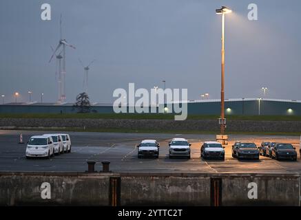 Automobilumschlag in Emden bei Volkswagen. Blick auf mehrere Pkws der Volkswagen-Gruppe. Im Hintergrund steht das Emder VW-Werk. Emden Niedersachsen Deutschland *** Fahrzeugabfertigung in Emden bei Volkswagen Ansicht mehrerer Volkswagen Konzernautos im Hintergrund ist das Emden VW-Werk Emden Niedersachsen Deutschland Copyright: Xdiebildwerftx Stockfoto