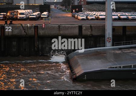 Automobilumschlag in Emden bei Volkswagen. Blick auf mehrere Pkws der Volkswagen-Gruppe. Emden Niedersachsen Deutschland *** Fahrzeughandhabung in Emden bei Volkswagen Ansicht mehrerer Fahrzeuge des Volkswagen Konzerns Emden Niedersachsen Deutschland Copyright: Xdiebildwerftx Stockfoto