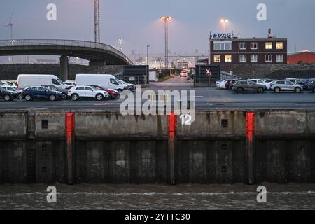 Automobilumschlag in Emden bei Volkswagen. Blick auf mehrere Pkws der Volkswagen-Gruppe. Im Hintergrund steht das Emder VW-Werk. Emden Niedersachsen Deutschland *** Fahrzeugabfertigung in Emden bei Volkswagen Ansicht mehrerer Volkswagen Konzernautos im Hintergrund ist das Emden VW-Werk Emden Niedersachsen Deutschland Copyright: Xdiebildwerftx Stockfoto