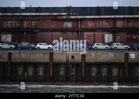 Automobilumschlag in Emden bei Volkswagen. Blick auf mehrere Pkws der Volkswagen-Gruppe. Emden Niedersachsen Deutschland *** Fahrzeughandhabung in Emden bei Volkswagen Ansicht mehrerer Fahrzeuge des Volkswagen Konzerns Emden Niedersachsen Deutschland Copyright: Xdiebildwerftx Stockfoto