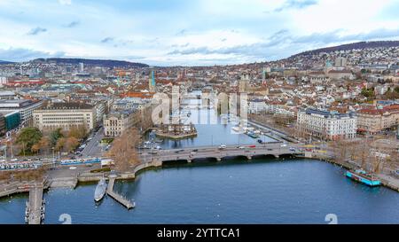 Atemberaubende Aussicht auf Zürichs historische Altstadt, die Limmat, ikonische Brücken und atemberaubende Schweizer Architektur aus der Vogelperspektive. Die größte Stadt der Schweiz. Stockfoto