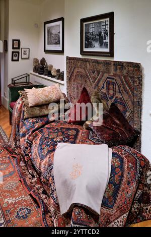 Die Couch von Sigmund Freud in seinem Büro in seinem Londoner Haus, wo seine Geduld mit dem Psychoanalytiker sprach. 20 Maresfield Gardens ist ein Museum Stockfoto