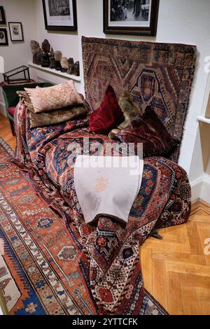 Die Couch von Sigmund Freud in seinem Büro in seinem Londoner Haus, wo seine Geduld mit dem Psychoanalytiker sprach. 20 Maresfield Gardens ist ein Museum Stockfoto