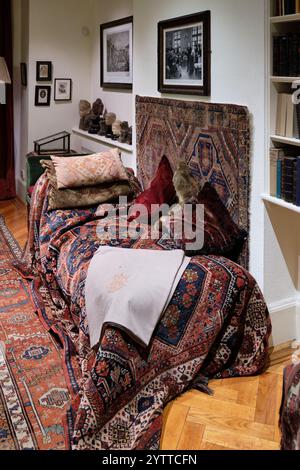 Die Couch von Sigmund Freud in seinem Büro in seinem Londoner Haus, wo seine Geduld mit dem Psychoanalytiker sprach. 20 Maresfield Gardens ist ein Museum Stockfoto