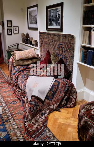 Die Couch von Sigmund Freud in seinem Büro in seinem Londoner Haus, wo seine Geduld mit dem Psychoanalytiker sprach. 20 Maresfield Gardens ist ein Museum Stockfoto