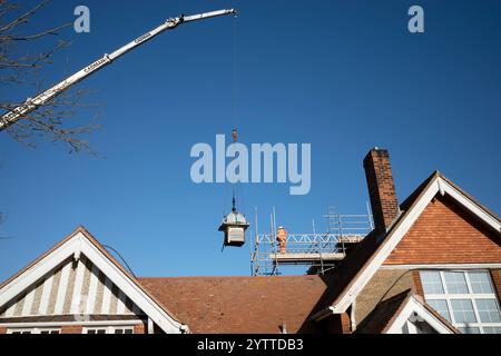 Ein hölzerner Turm an einer Schule wird zur Reparatur entfernt Stockfoto