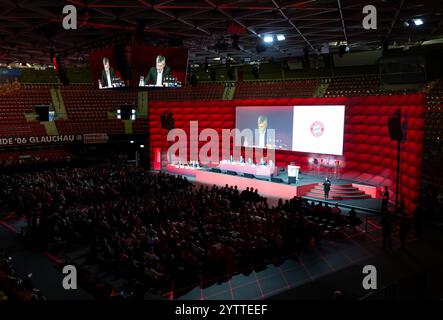 München, Deutschland. Dezember 2024. Fußball: Bundesliga, Jahreshauptversammlung des FC Bayern München in der Rudi-Sedlmayer-Halle. Die Mitglieder nehmen an der Sitzung Teil. Quelle: Sven Hoppe/dpa/Alamy Live News Stockfoto