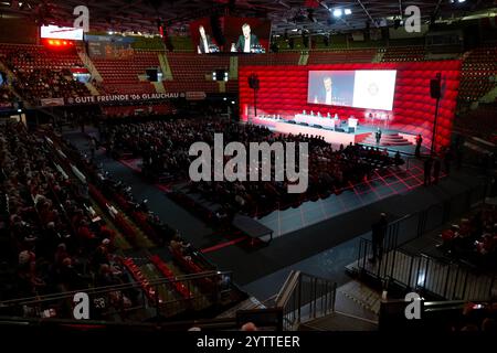 München, Deutschland. Dezember 2024. Fußball: Bundesliga, Jahreshauptversammlung des FC Bayern München in der Rudi-Sedlmayer-Halle. Die Mitglieder nehmen an der Sitzung Teil. Quelle: Sven Hoppe/dpa/Alamy Live News Stockfoto